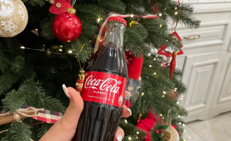 La Nuova Campagna Coca Cola per il Natale 2023: Tra Messaggi di Solidarietà e Innovazione AI