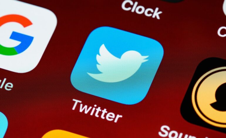 Il Valore di “X” precipita: l’ex-twitter vale meno della metà rispetto a quando è stato acquistato