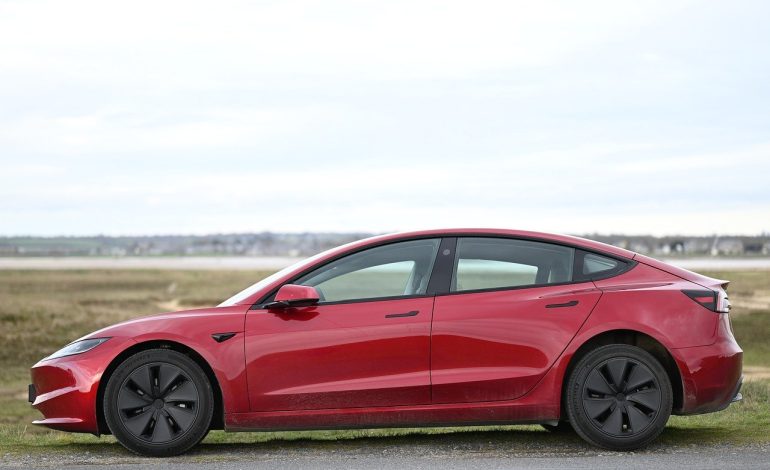Tesla: calo significativo in borsa. La concorrenza cinese fa soffrire il big delle auto elettriche.